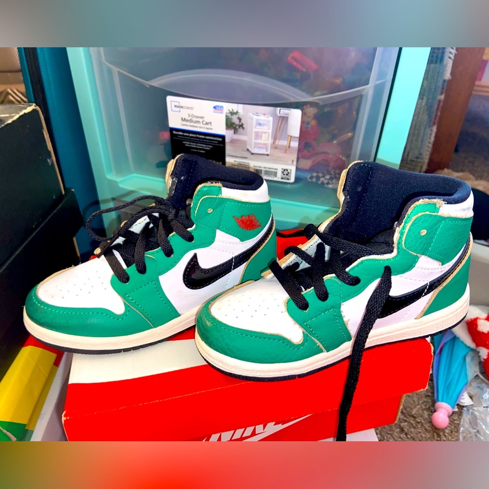Retro 1s Lucy green